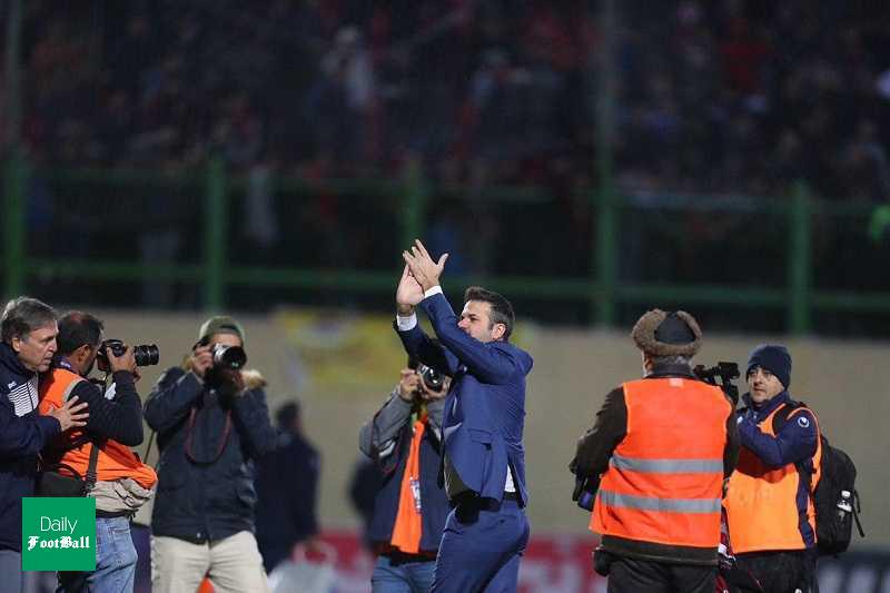 استراماچونی در این عکس خبرساز به کمک داور چه می گوید؟