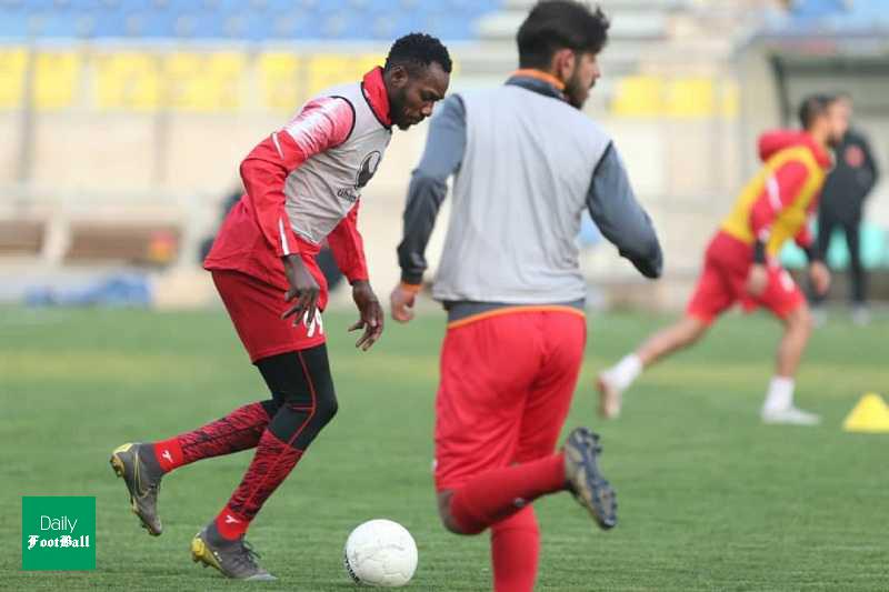 تقلب مهاجم پرسپولیس از روی دست 2 بازیکن استقلال