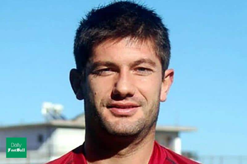 خودکشی فوتبالیست ملی پوش مقابل چشمان همسرش