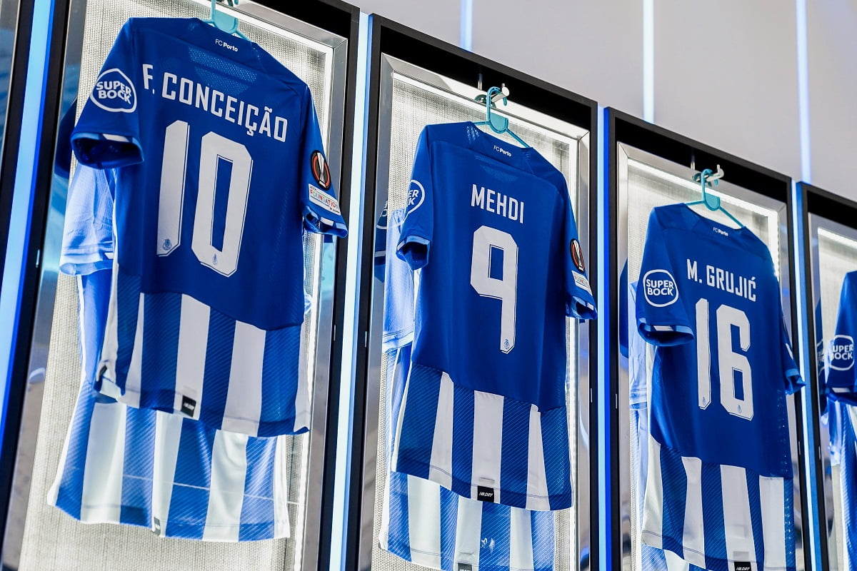 مهدی طارمی روی نیمکت پورتو مقابل لیون برای بازی امشب 26 اسفند 1400