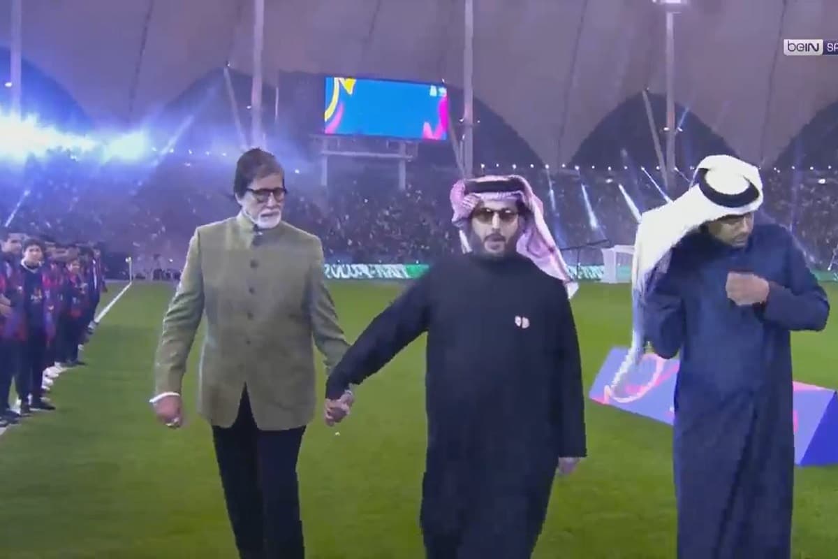 عکس| آمیتا باچان در بازی دوستانه پاری سن ژرمن و منتخب النصر و الهلال