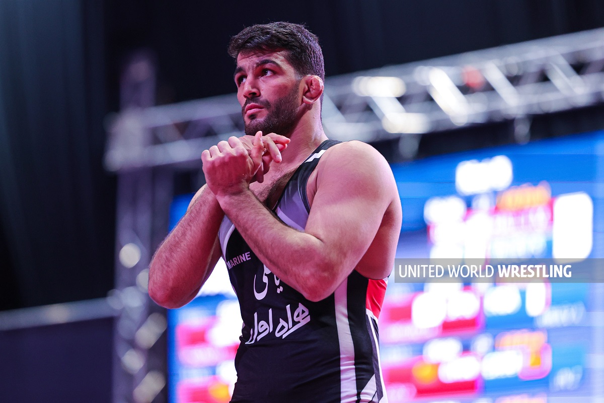 عکس| پوشش این دختران بی حجاب مانع پخش مراسم اهدای مدال به کشتی گیران ایران