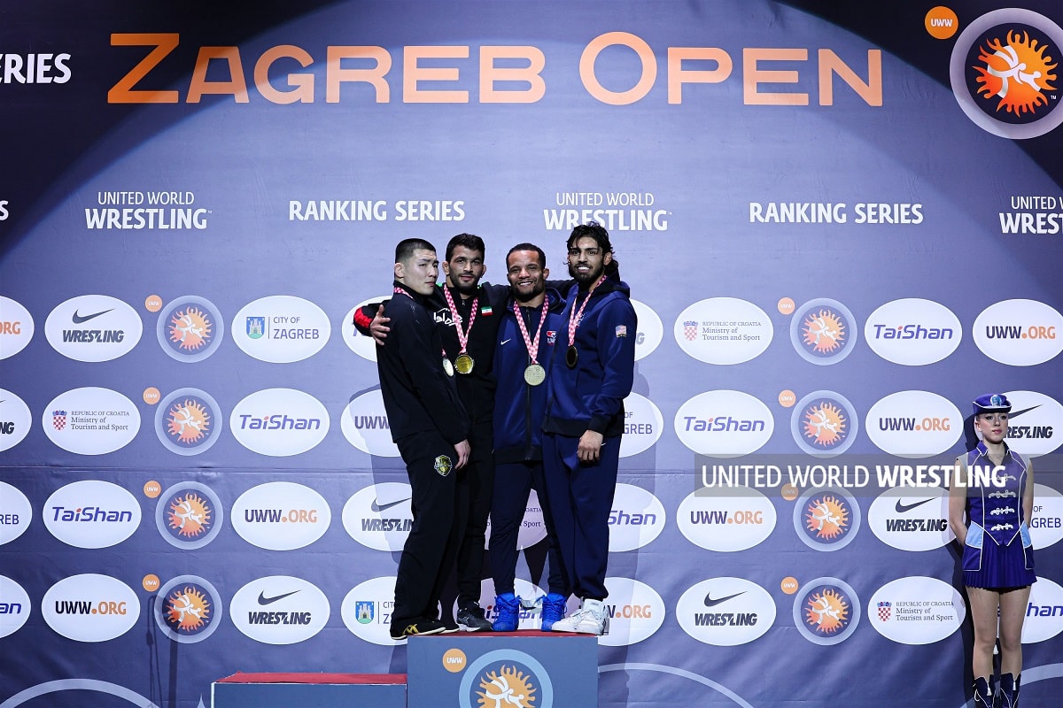 عکس| پوشش این دختران بی حجاب مانع پخش مراسم اهدای مدال به کشتی گیران ایران