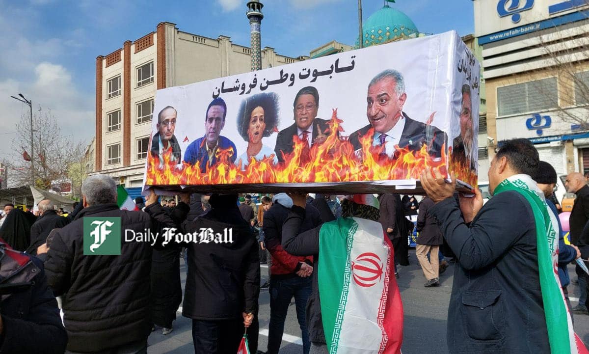 عکس| تابوت علی کریمی روی دوش مردم ایران