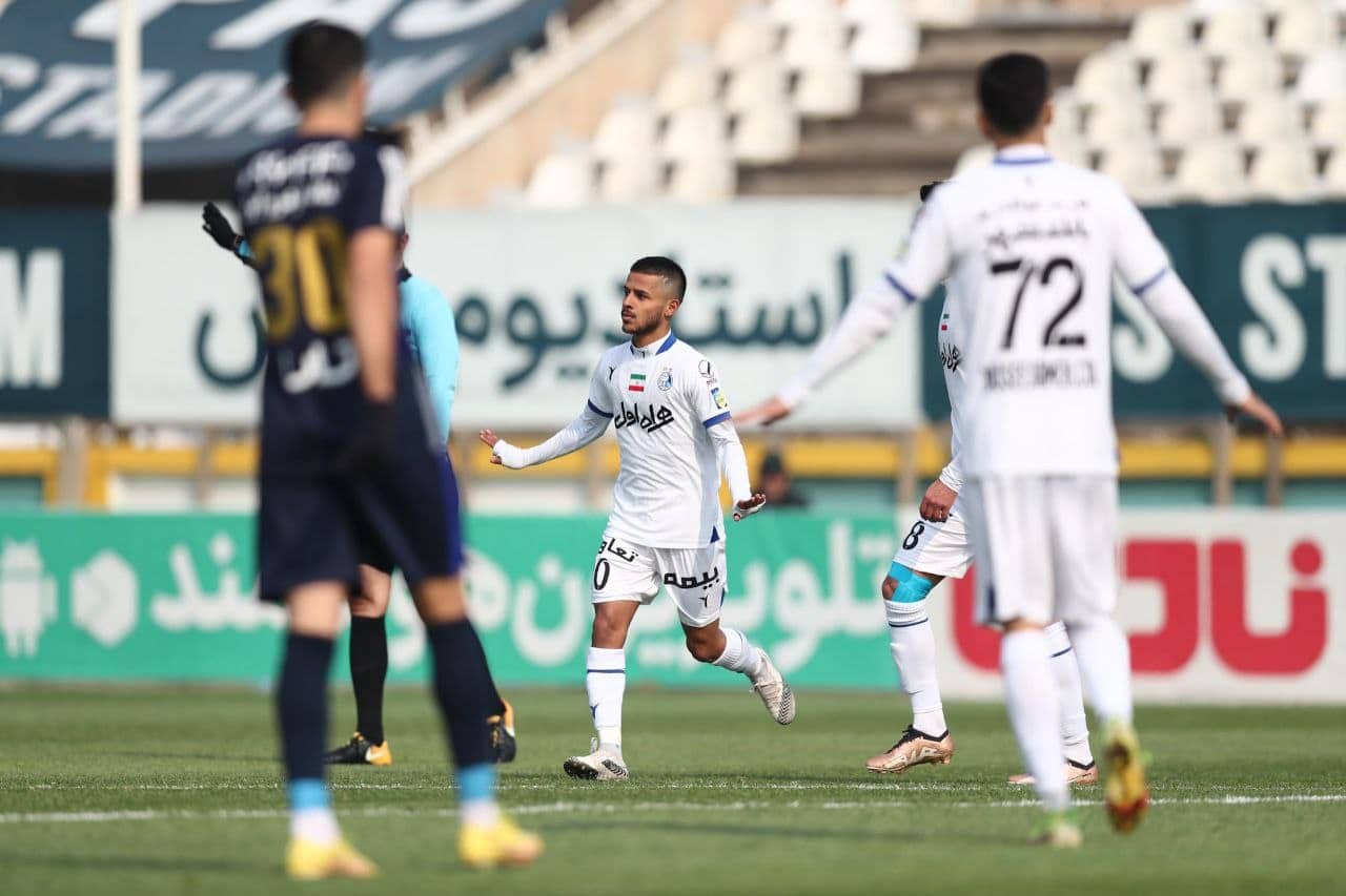 فیلم| سنگ کاغذ قیچی کردن مهدی قایدی و محمد محبی برای ضربه ایستگاهی