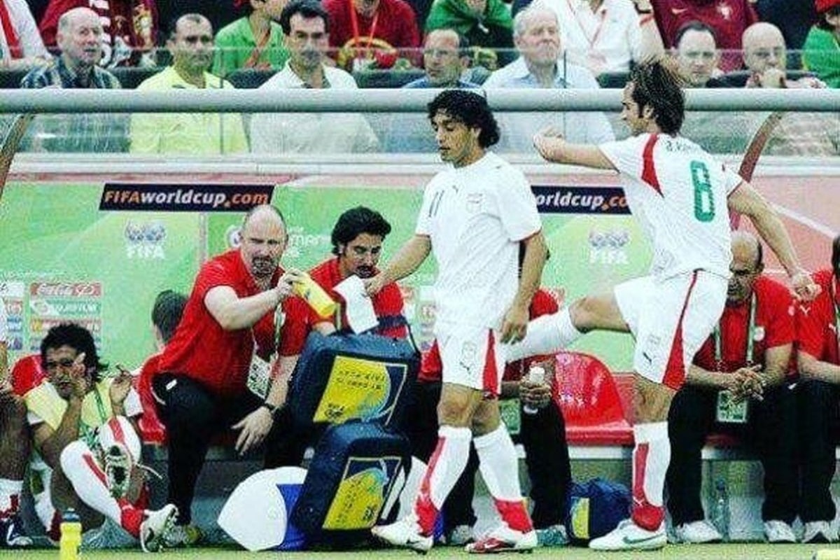 عکس| جفتک انداختن علی کریمی؛ از جام جهانی تا فضای مجازی