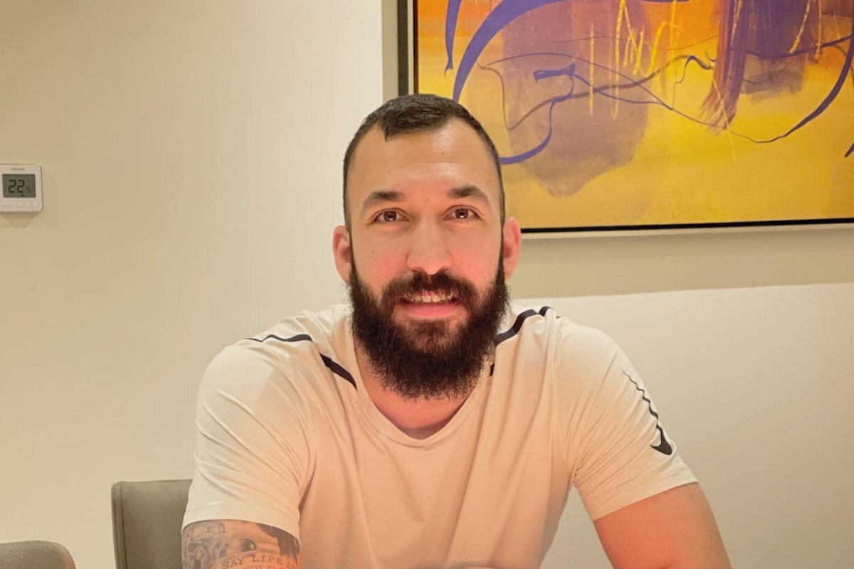 خفت گیری از افشین پیروانی در سعادت آباد؛ درگیری مردم با سارقان گوشی مدیر پرسپولیس