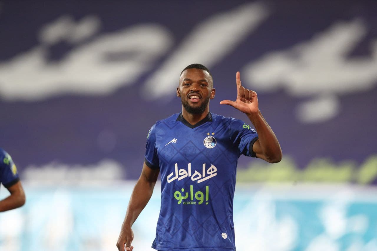 عکس| نامزد کوین یامگا در کنار هواداران زن استقلال در ورزشگاه آزادی