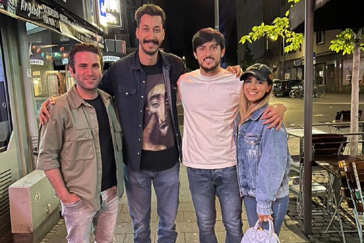 عکس| اولین تصویر از همسر سردار آزمون در کنار بازیگران مشهور سینما