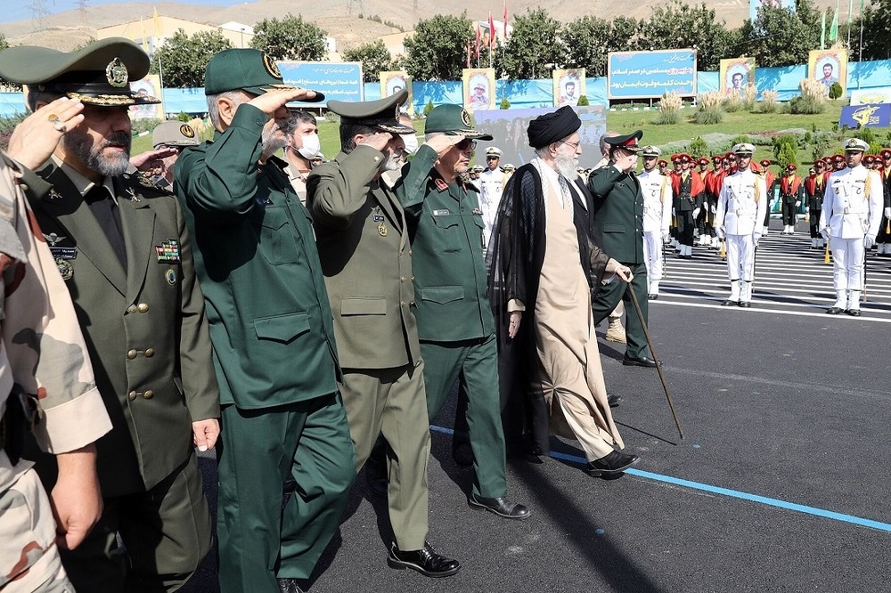 واکنش رهبر انقلاب به مواضع سلبریتی ها با لیدری علی کریمی در اغتشاشات پس از مرگ مهسا امینی