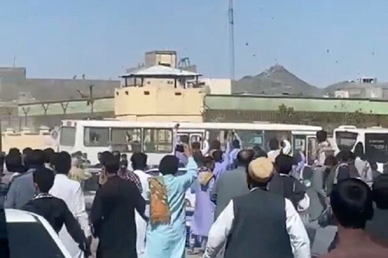 فیلم| فاجعه در استادیوم اندونزی؛ درگیری خونین تماشاگران در ورزشگاه 127 کشته برجای گذاشت