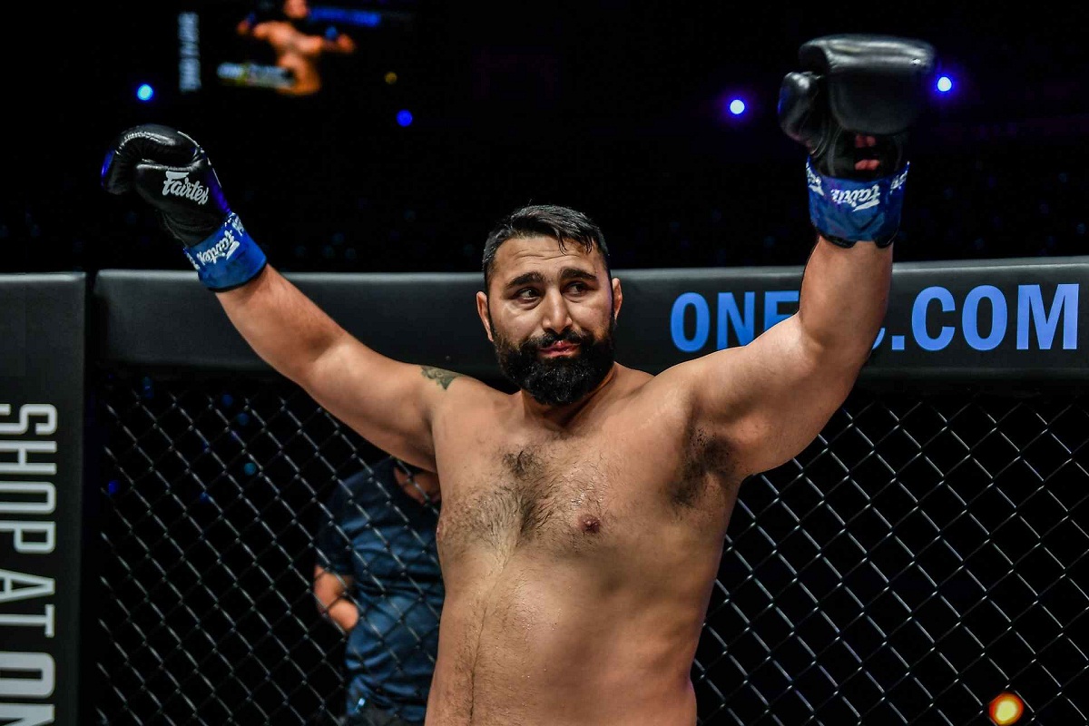 عکس| پرچم یا ابوالفضل (ع) روی دست ایرج عزیزپور قهرمان ایرانی MMA پس از پیروزی مقابل حریف برزیلی