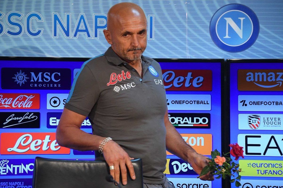 فیلم| شاخه گل های اسپالتی سرمربی ناپولی برای مهسا امینی و حدیث نجفی در کنفرانس خبری