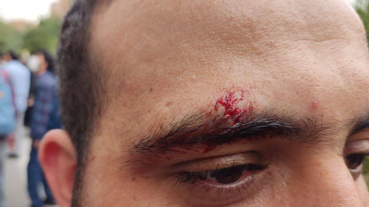 عکس| عادل فردوسی پور در کنار دانشجویان دانشگاه شریف در فضای باز غذا خورد!