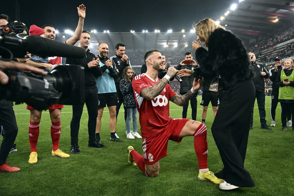 عکس| خواستگاری دراماتیک آرون دونوم در زمین فوتبال