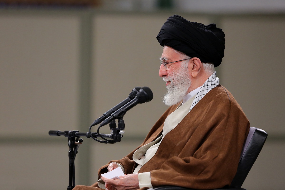 واکنش رهبر انقلاب به لجن پراکنی های علی کریمی علیه ایران در اغتشاشات 1401