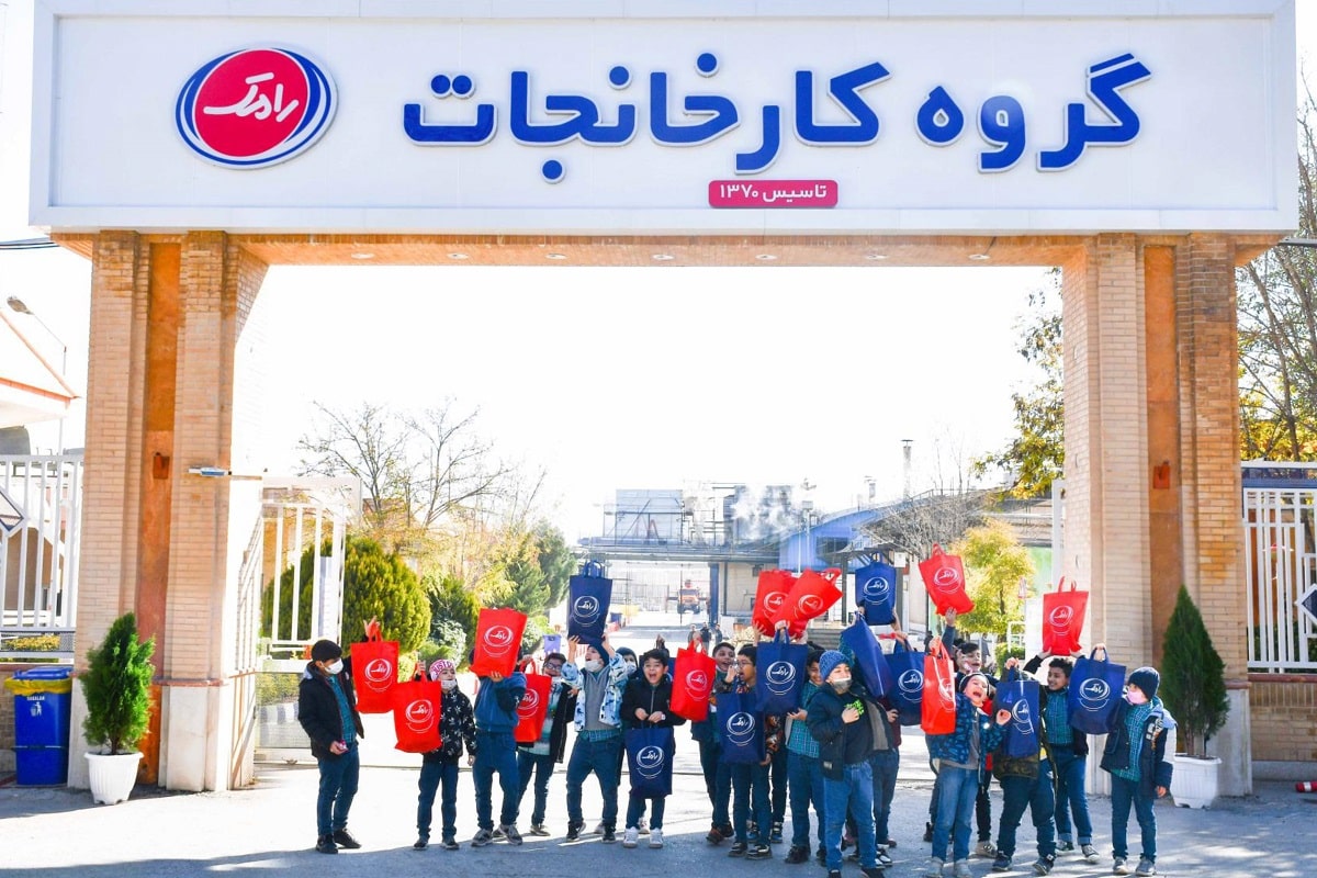 فیلم| قدردانی از رعایت حجاب اسلامی؛ تذکر بی حجابی به زنان توسط حراست باغ ارم شیراز