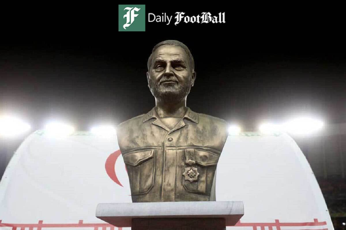 عکس| انتقال تندیس سردار سلیمانی به بیرون ورزشگاه؛ میزبانی سپاهان از الهلال در نقش جهان اصفهان