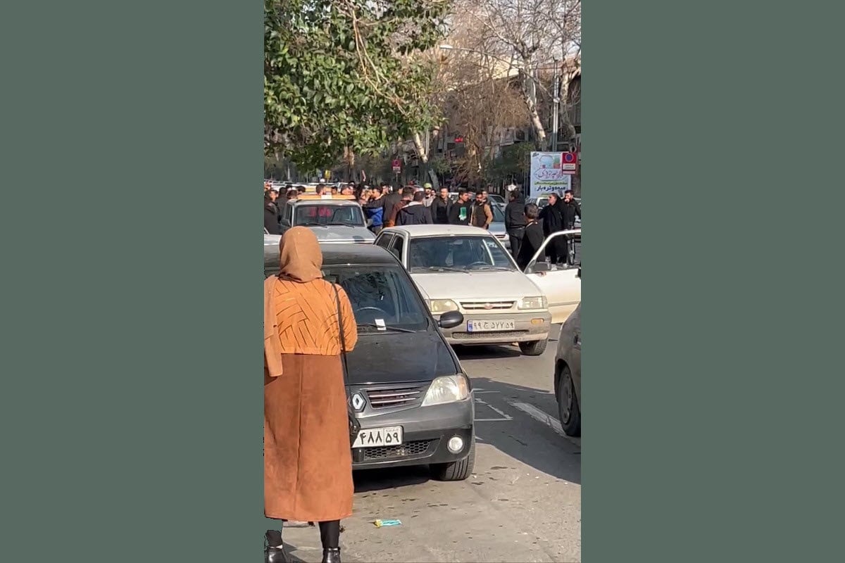 فیلم| واکنش دانشجویان عراقی به هنجارشکنی در جشن های فارغ التحصیلی