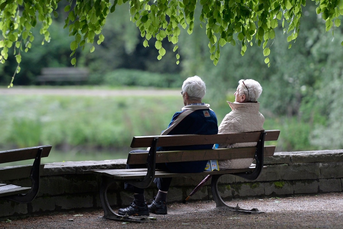 فیلم| بوسه علی کربلایی ارتشی رژیم پهلوی بر پرچم جمهوری اسلامی ایران در قلب آمریکا