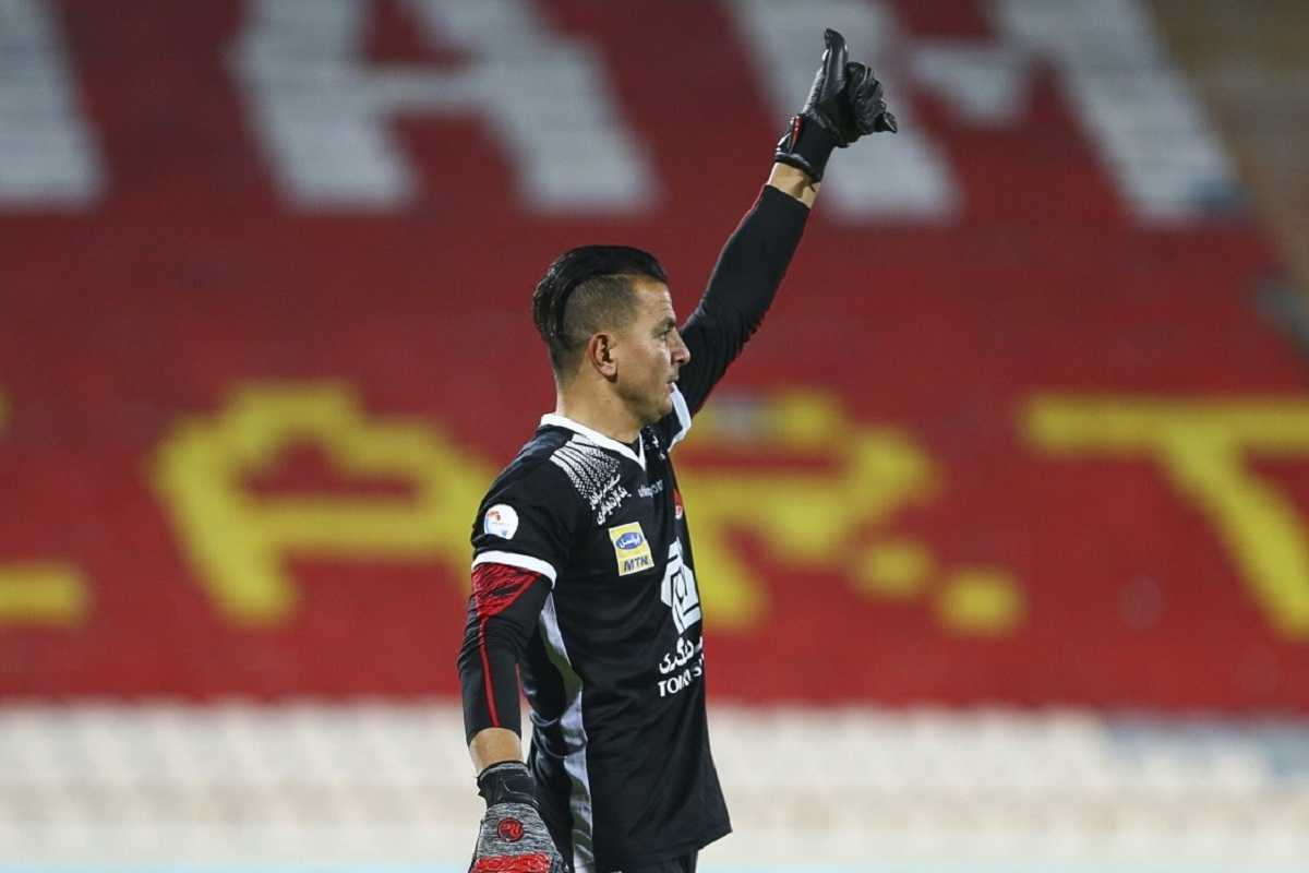 حرکت توهین آمیز حامد لک در بازی مقابل ملوان بندر انزلی