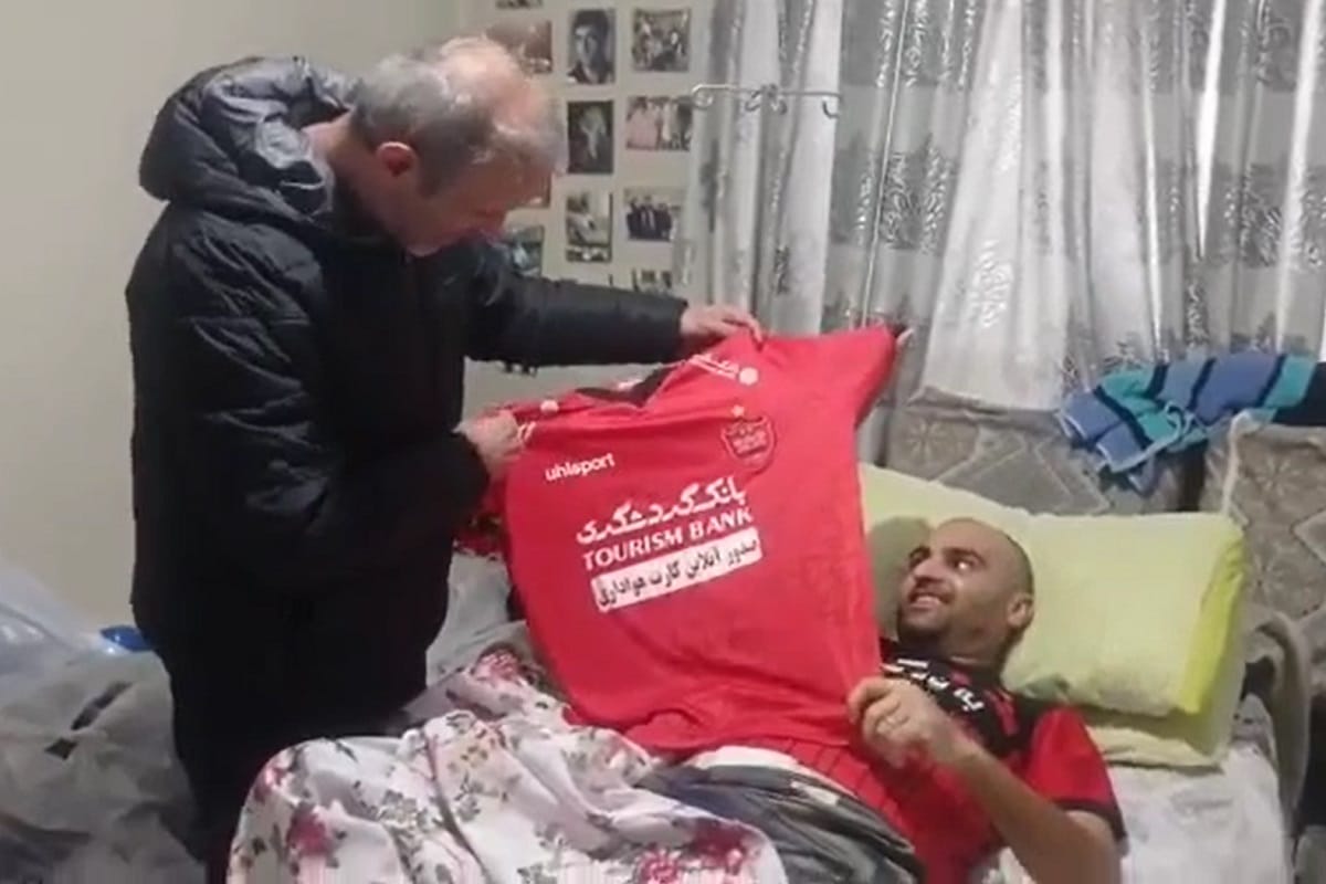 فیلم| عیادت یحیی گل محمدی از پدر کیان پیرفلک و اهدای پیراهن عیسی آل کثیر