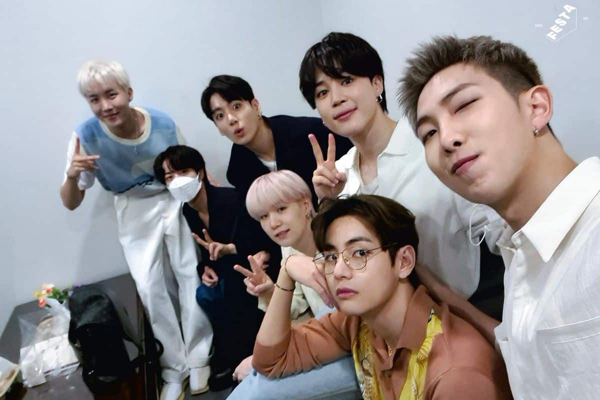 عکس| عادی سازی خوردن مشروبات الکلی در برنامه عادل فردوسی پور