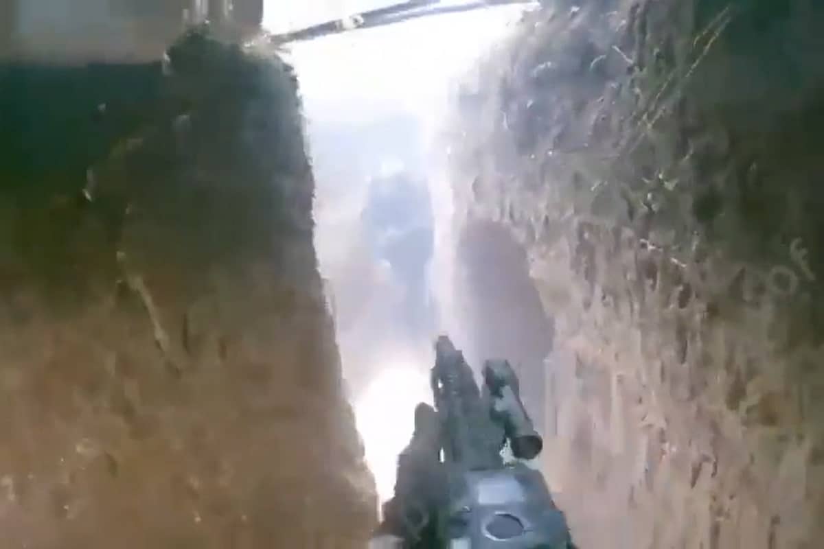 فیلم| حمله وحشیانه دختران بی حجاب به زن محجبه در مترو