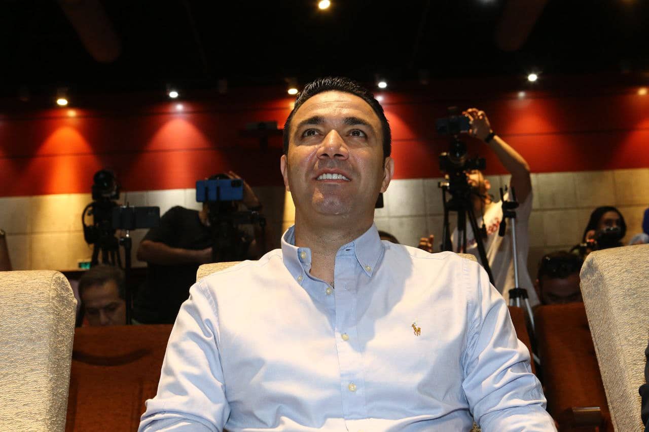 فیلم| حرکت علی دایی پسند جواد نکونام در مراسم معارفه به عنوان سرمربی استقلال