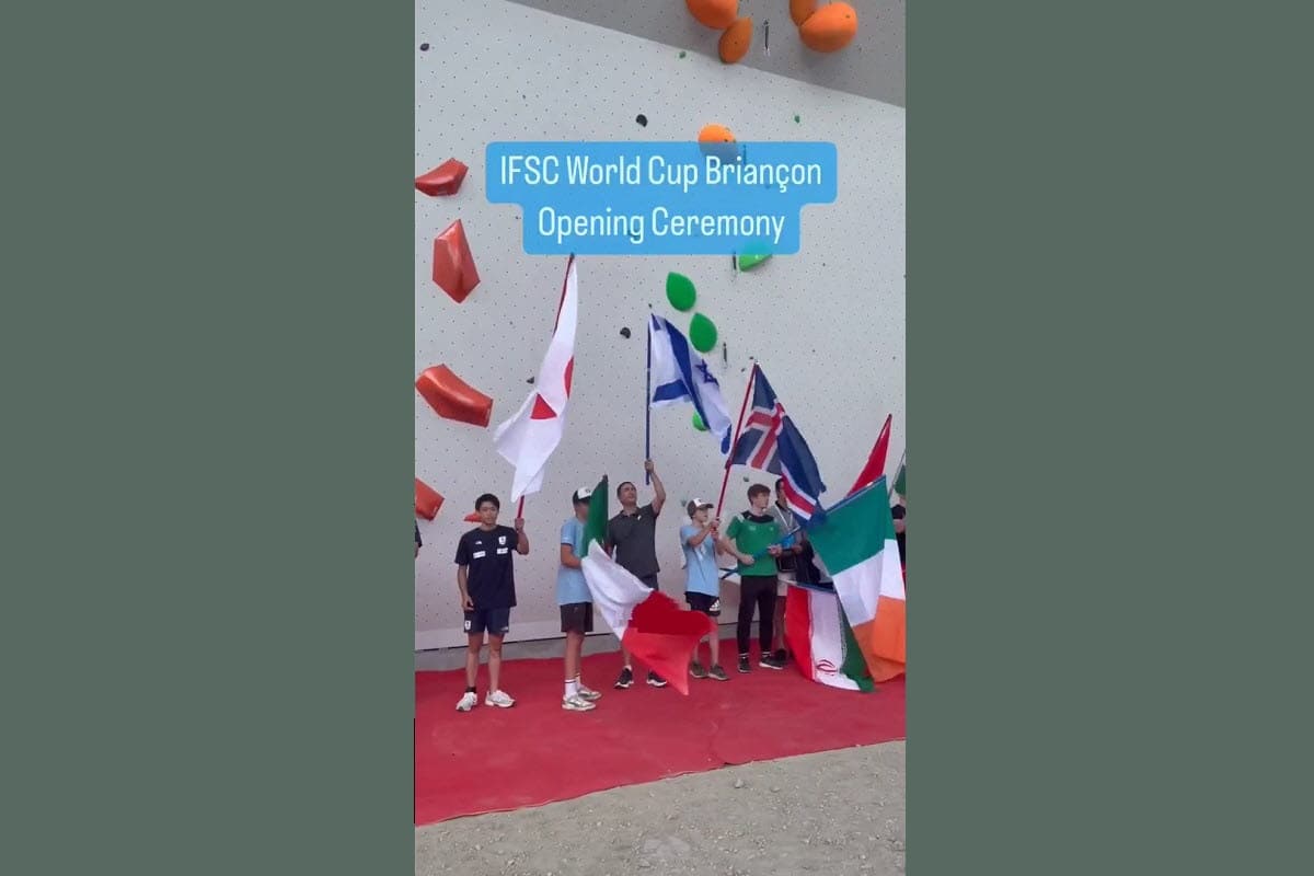 عکس| عذرخواهی علی برات زاده پس از بی احترامی به پرچم ایران؛ از لایک پست های علی کریمی تا حواس پرتی در افتتاحیه