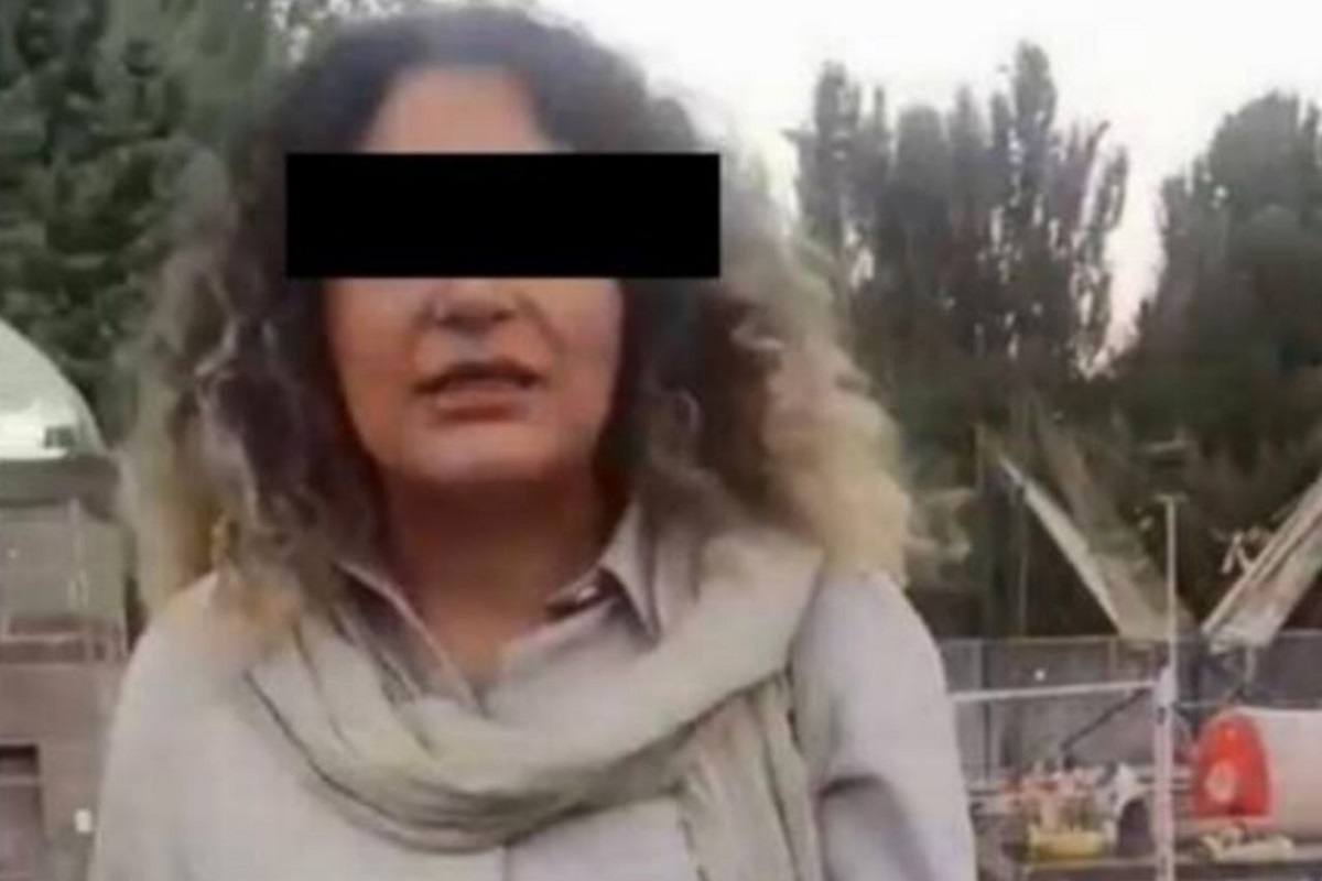 عکس| تجمع خودجوش مردم شیراز مقابل نارنجستان قوام در اعتراض به حمله وحشیانه به زن محجبه