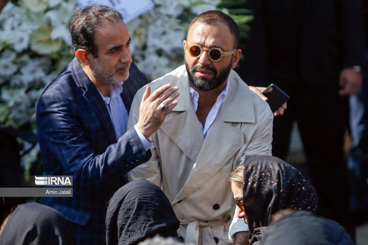 فیلم| اینجا قبرس نیست؛ کشف حجاب همسر پژمان جمشیدی در مراسم تشییع جنازه آتیلا پسیانی