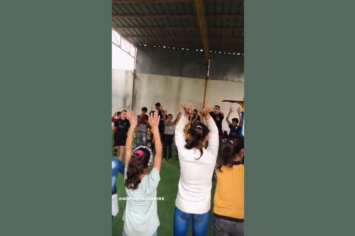 عکس| بی حجابی دختر داریوش مهرجویی در مراسم تشییع پدر و مادرش