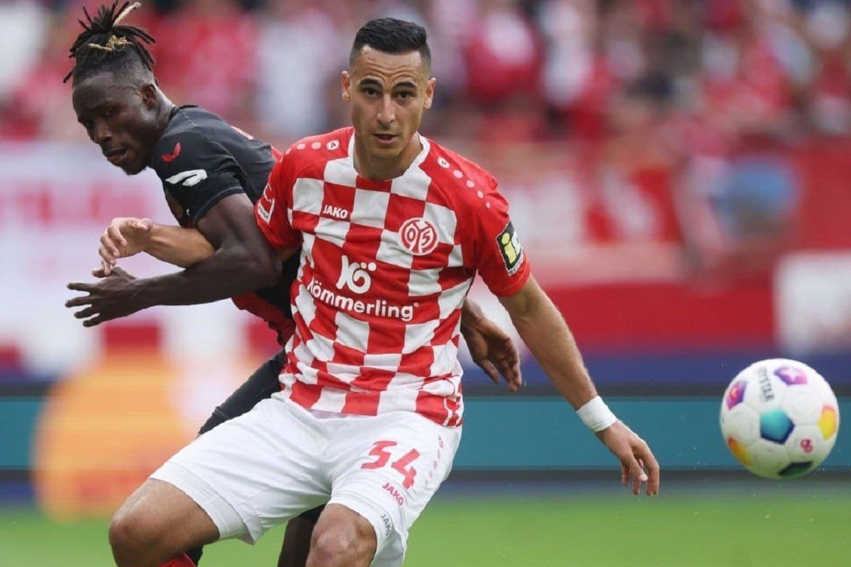 فوتبال سیاسی نیست؟