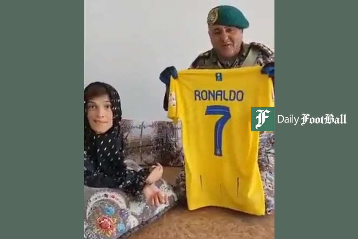 فیلم| تحویل پیراهن رونالدو به فاطمه حمامی توسط تکاور کلاه سبز ارتش