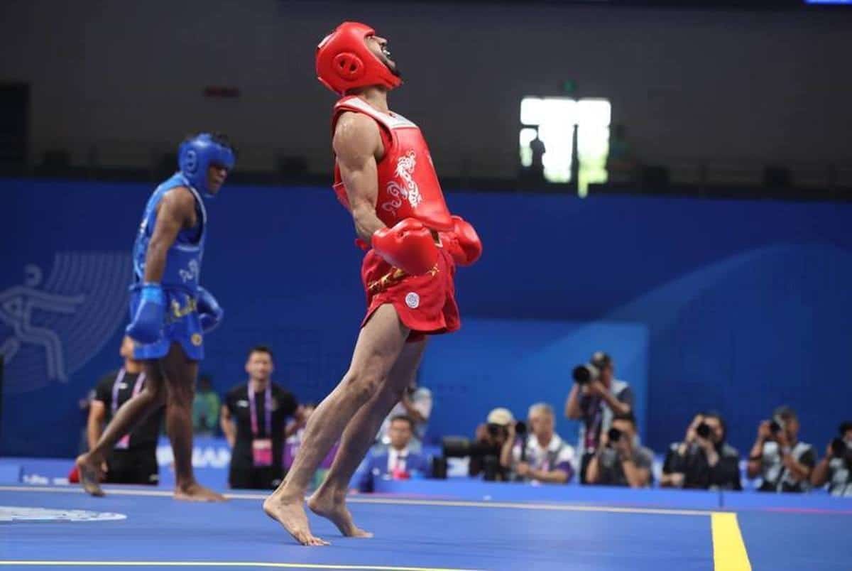 فیلم| اشک های ورزشکار ایرانی هنگام اهتزاز پرچم ایران