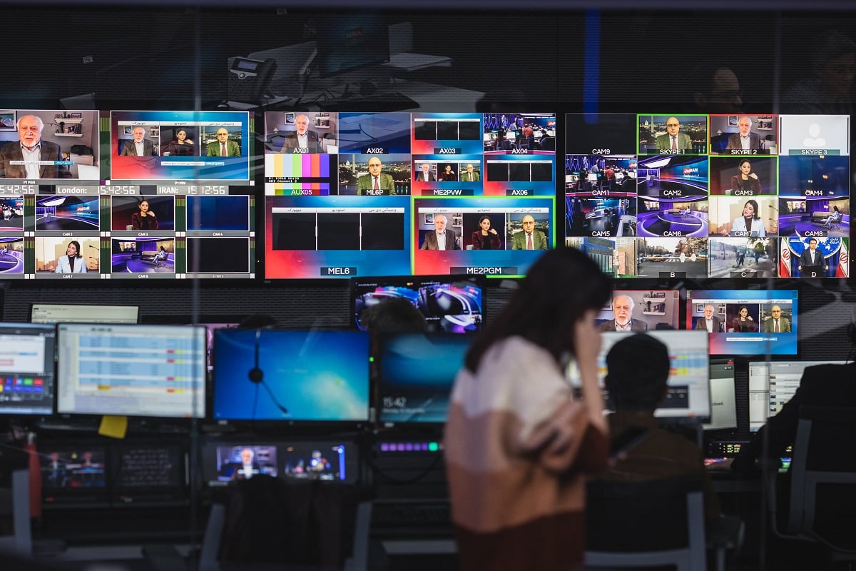 عکس| واکنش مردم به اخراج مدیر مدرسه کیمیای دانش کرمان به علت پخش آهنگ دافی برای دانش آموزان