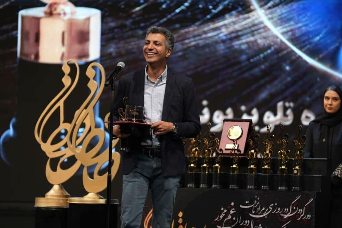 فیلم| صحبت های عادل فردوسی پور پس از دریافت جایزه در جشن حافظ