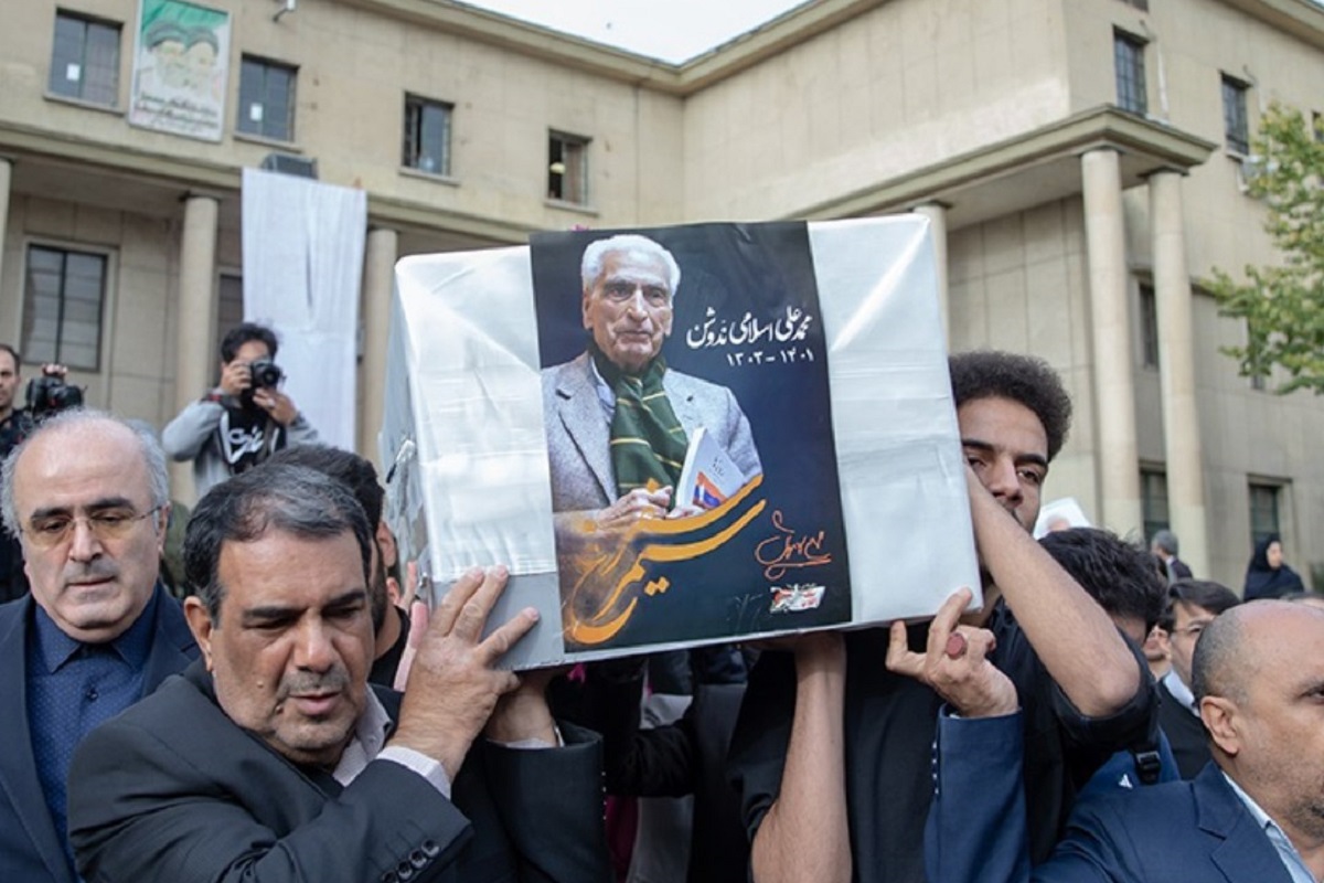 آزاده صمدی ممنوع الخروج شد؛ توقیف گذرنامه در فرودگاه