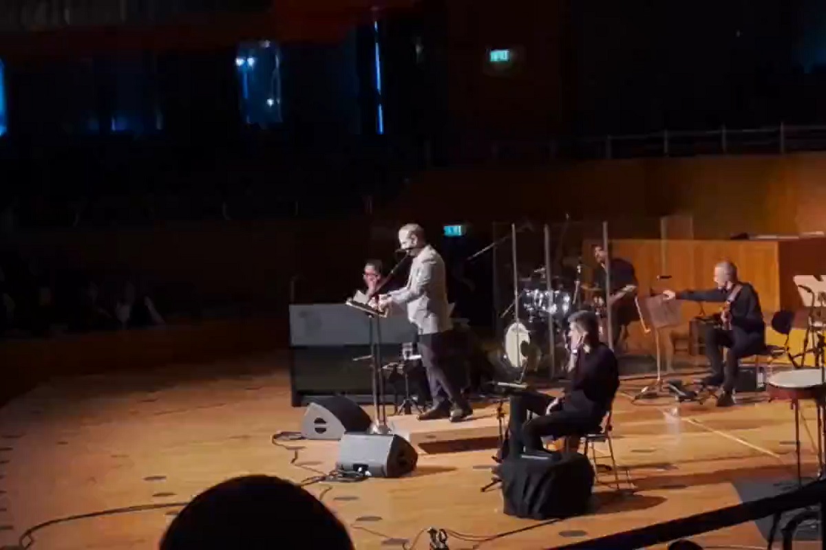 فیلم| تمرین دمت اوزدمیر برای یادگیری آهنگ به زبان فارسی