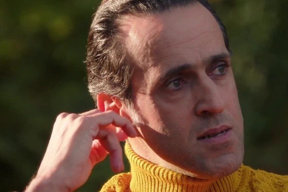 فیلم| واکنش طنز مجری تلویزیون به بی سوادی علی کریمی