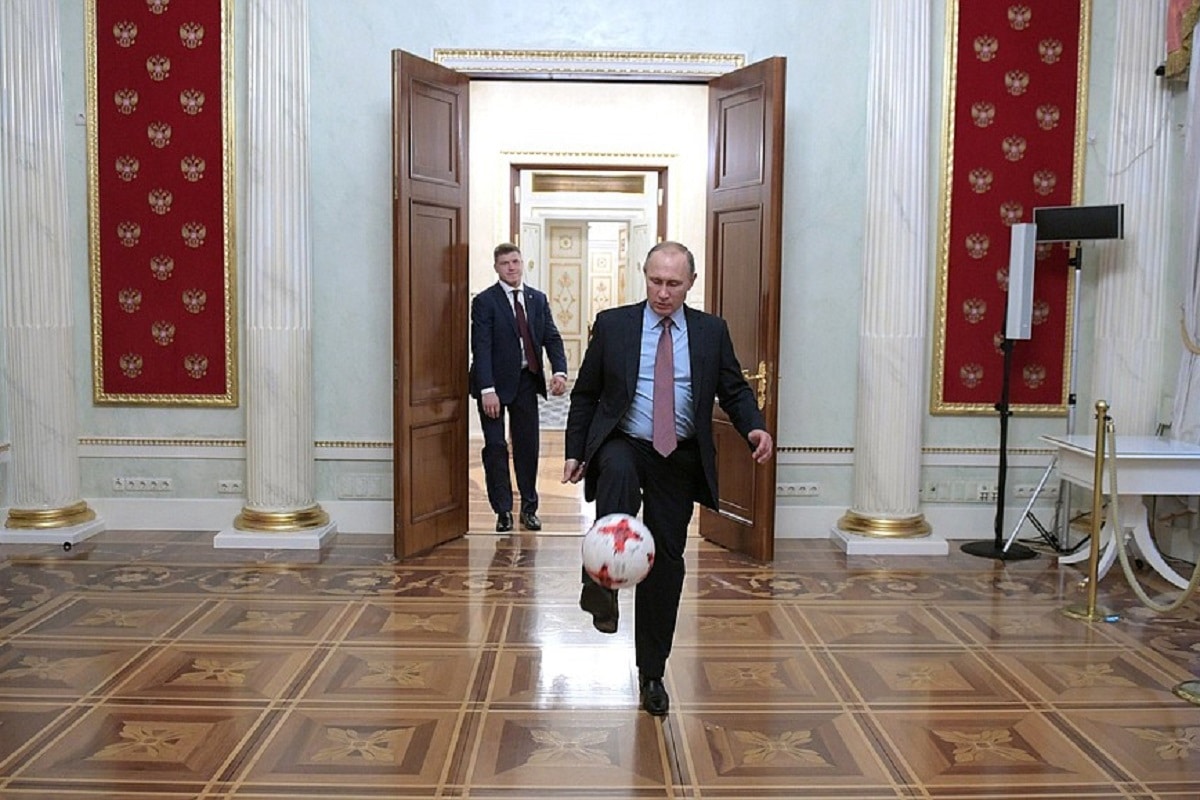 فیلم| فوتبال بازی کردن ولادیمیر پوتین در کاخ کرملین روسیه