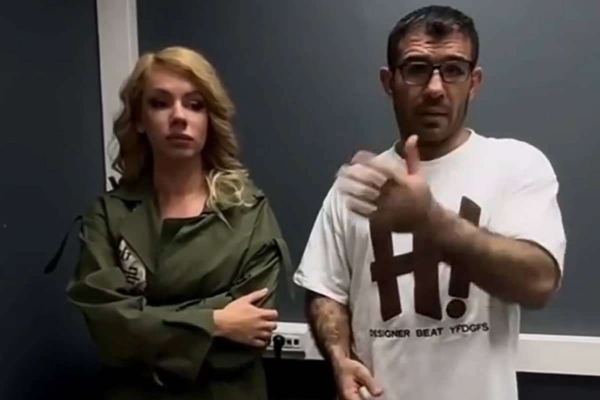 عکس| واکنش تند لیدر پرسپولیس به بغل کردن هوادار زن استقلال توسط حسین حسینی