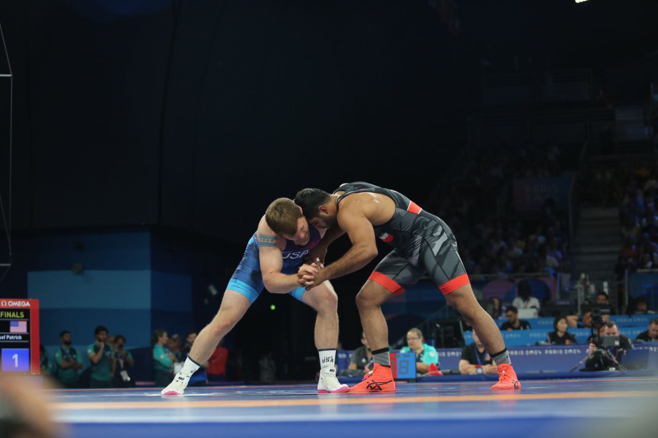 فیلم| مسابقه هادی ساروی و حریف آمریکایی در مسابقات کشتی فرنگی المپیک 2024 پاریس