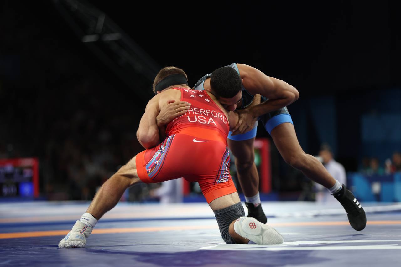 فیلم| مسابقه رحمان عموزاد و حریف آمریکایی در مسابقات کشتی آزاد المپیک 2024 پاریس