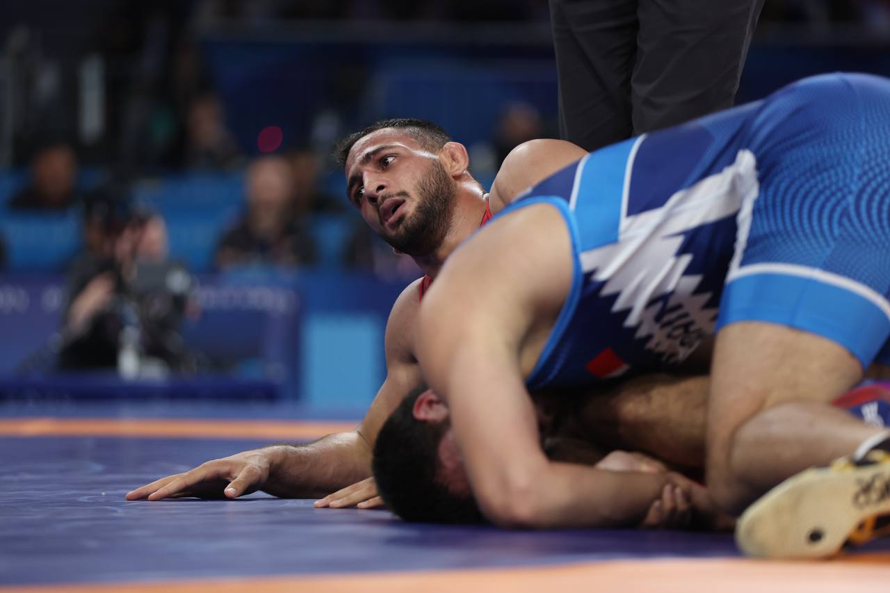 فیلم| مسابقه امیرعلی آذرپیرا و احمد تاج الدینوف حریف بحرینی در مسابقات کشتی آزاد المپیک 2024 پاریس