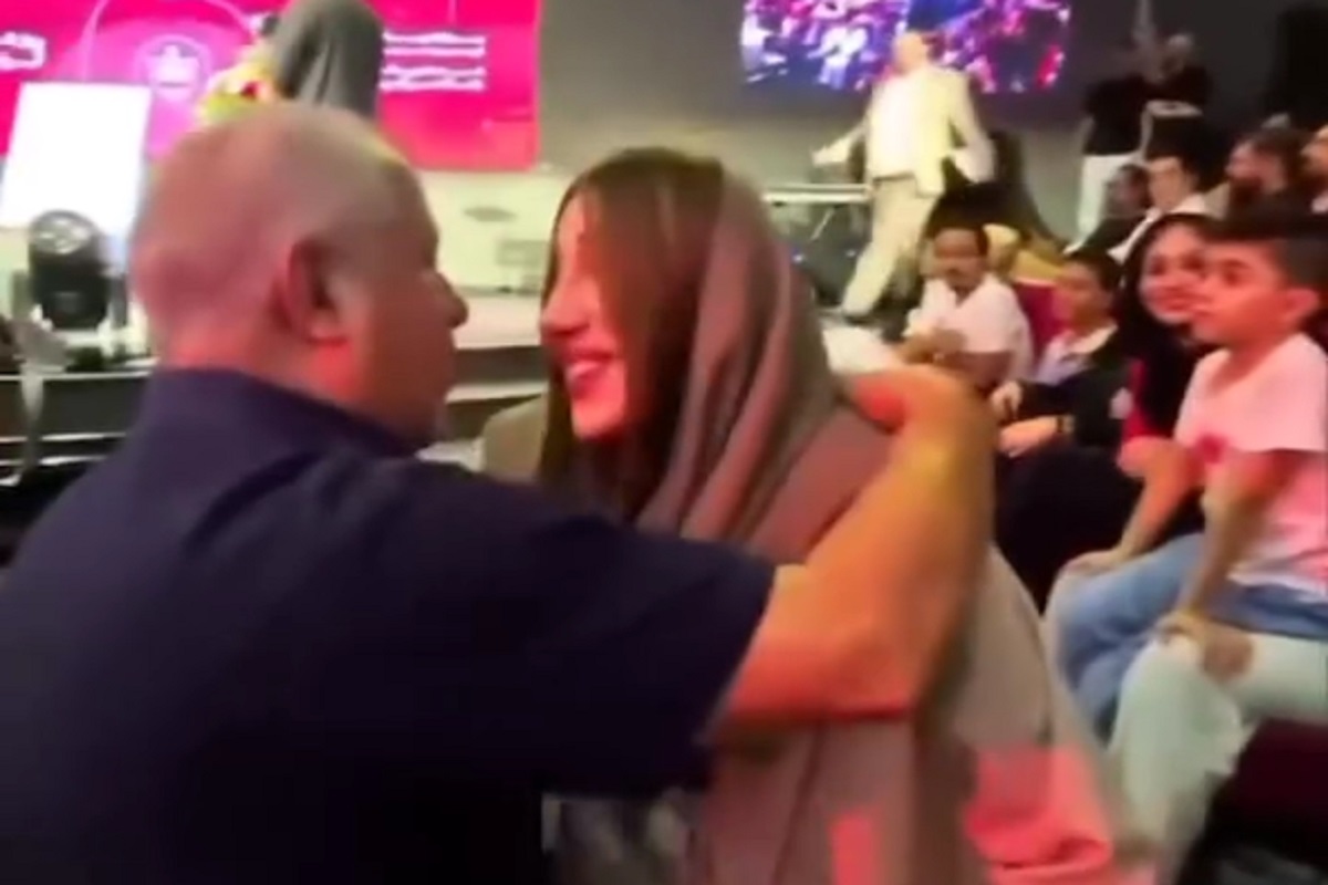 عکس| اینجا خیابان های منچستر نیست؛ برهنگی زن هنجارشکن مقابله کافه ای در انزلی