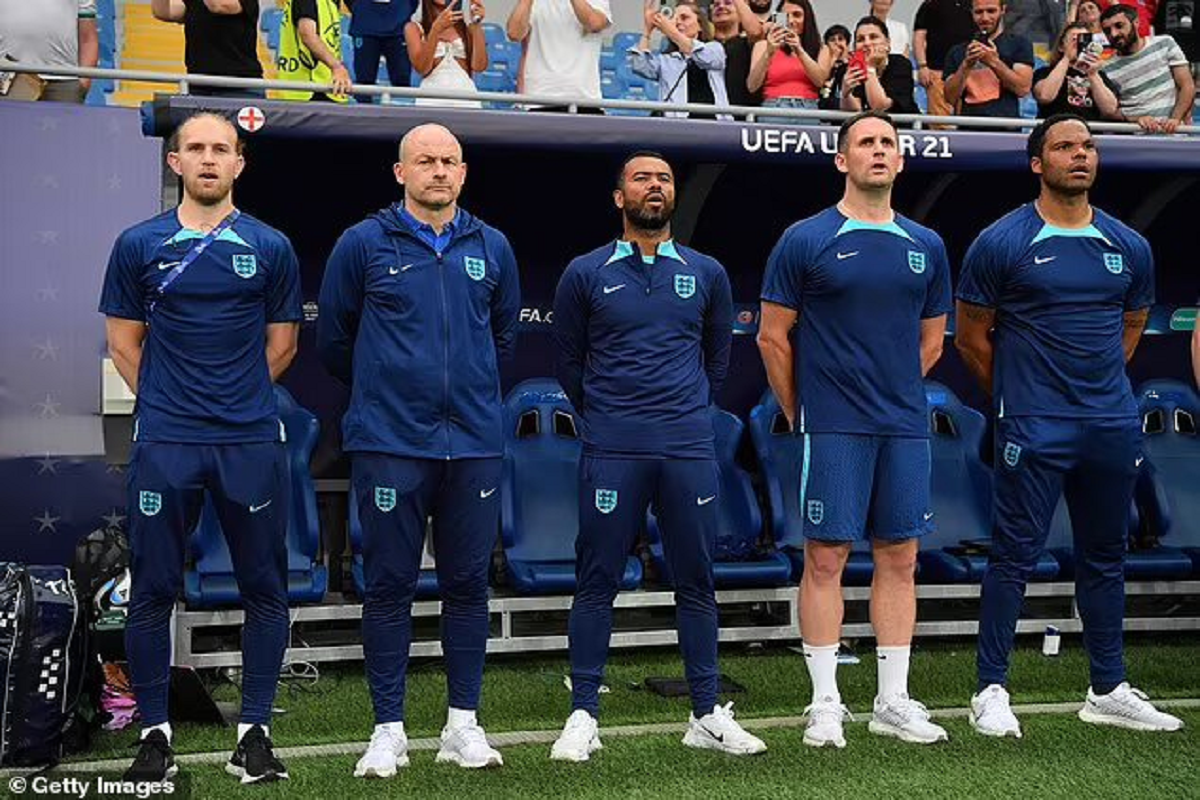 آیا نخواندن سرود ملی خیانت است؟