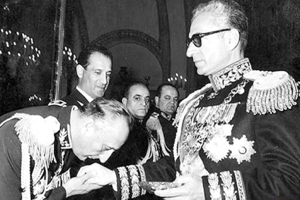 فیلم| مسخره کردن هادی عامل توسط لمپن ها در برنامه عادل فردوسی پور