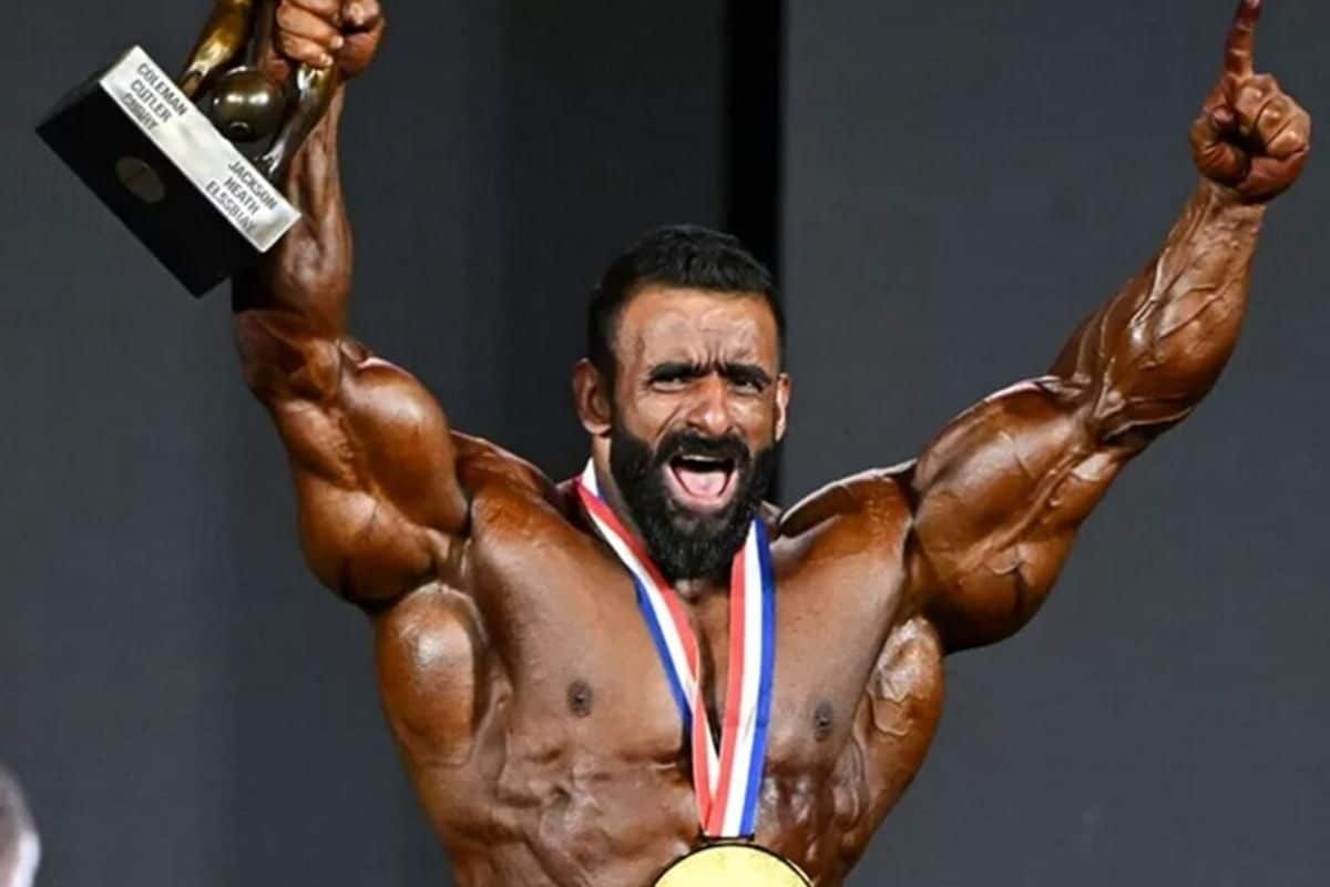 فیلم| مجسمه هادی چوپان با پرچم ایران در آمریکا نصب شد